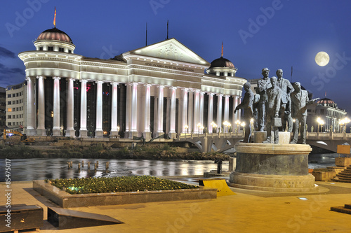 Plakat muzeum noc most statua niebo