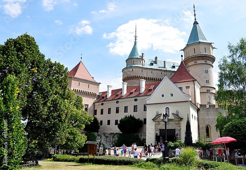 Plakat zamek słowacja kobieta wieża ludzie