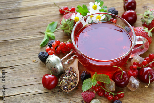 Naklejka berry tea with fresh currants, raspberries and strawberries