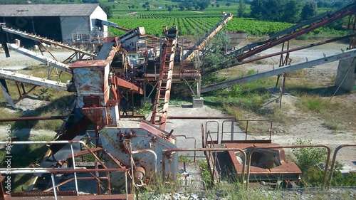 Plakat fabryka zardzewiały metalicznej opuszczony