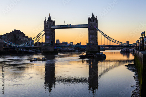 Plakat tower bridge londyn wieża tamiza noc