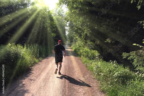 Plakat rehabilitacja mężczyzna lato jogging las