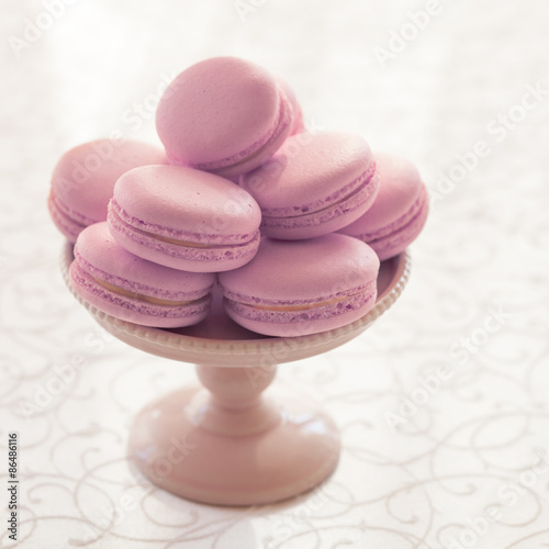 Obraz na płótnie Macarons glass bowl on white background