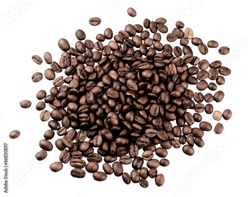 Naklejka palona kofeina na białym tle stos ziarna kawy
