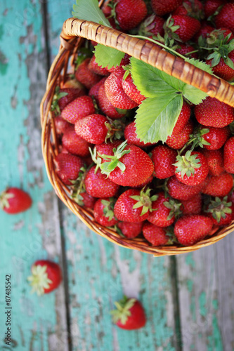 Naklejka strawberries in wicker basket
