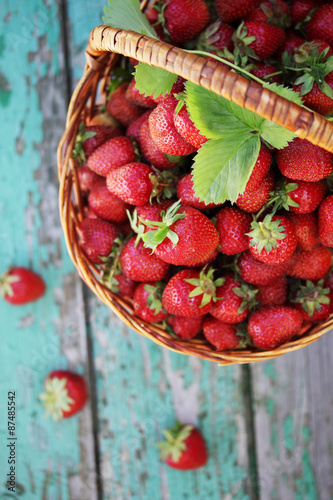 Obraz na płótnie strawberries in wicker basket