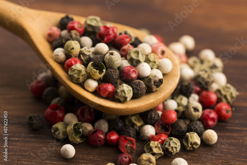 Plakat Mixed green, red, white and black peppercorns