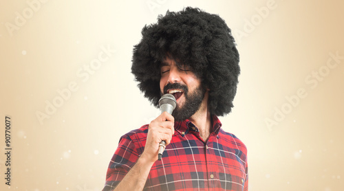 Plakat Afro man singing with microphone