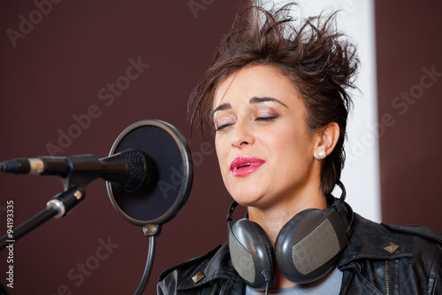 Naklejka kobieta dziewczynka śpiew szminka