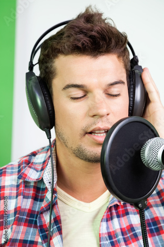 Fotoroleta śpiew muzyka mężczyzna ludzie mikrofon