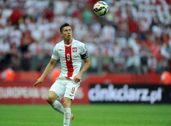 Plakat Robert Lewandowski przyjmuje piłkę